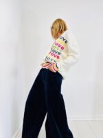 Pull Col V imprimé "LOVE" – Image 4