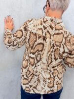 Chemise grande taille imprimé python marron & beige – Image 3