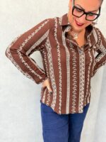 Chemise grande taille à imprimé ethnique marron & beige – Image 2