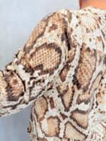 Chemise grande taille imprimé python marron & beige – Image 4