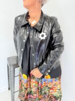 Veste effet vinyle fleur appliquée – Grande Taille – Image 8