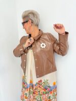 Veste effet vinyle fleur appliquée – Grande Taille – Image 3