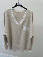 Pull grande taille beige avec dentelle et cœurs brodés – Élégance douce et féminine – Image 2