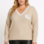 Pull grande taille beige avec dentelle et cœurs brodés – Élégance douce et féminine