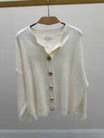 Gilet grande taille écru à boutons dorés – Élégance douce et intemporelle – Image 2