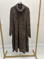 Robe longue velours ras col montant – Élégance sobre et confort cocooning – Image 4