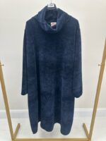 Robe longue velours ras col montant – Élégance sobre et confort cocooning – Image 3