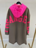 Veste longue grande taille à capuche fuchsia – Esprit urbain et décontracté – Image 2