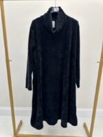 Robe longue velours ras col montant – Élégance sobre et confort cocooning – Image 2