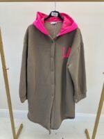 Veste longue grande taille à capuche fuchsia – Esprit urbain et décontracté – Image 3