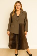 Ensemble blazer et jupe plissée taupe – Élégance structurée grande taille – Image 4