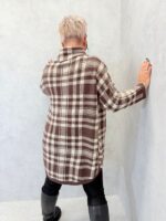 Pull long à carreaux marron et beige – Image 3