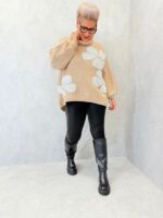 Pull noir motifs fleurs en relief – Image 2