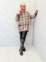 Pull long à carreaux marron et beige