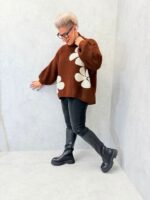 Pull noir motifs fleurs en relief – Image 4