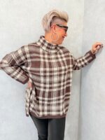 Pull long à carreaux marron et beige – Image 4