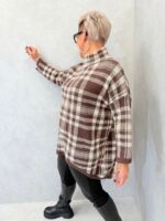 Pull long à carreaux marron et beige – Image 2