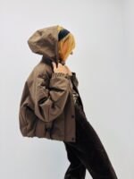 Doudoune Courte  – esprit urbain et silhouette moderne – Image 4