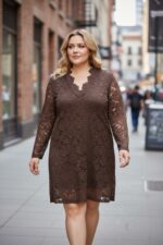 Robe droite en dentelle chocolat – Élégance intemporelle grande taille