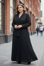 Ensemble blazer et jupe plissée taupe – Élégance structurée grande taille