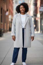 Manteau droit gris clair à poches plaquées – Collection Grande Taille