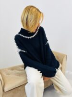 Pull col montant – Détail contrasté