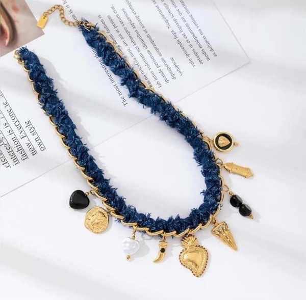 12092025-039 Collier Bleu et Pendentifs dorés – Image 1