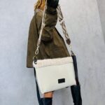 Sac en cuir suédé avec doublure moumoute.