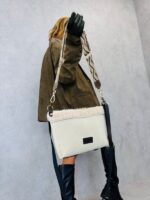 Sac en cuir suédé avec doublure moumoute.