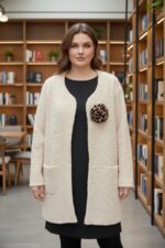 veste long écru en maille bouclette – Élégance douce et confort absolu