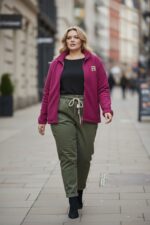 Veste polaire zippée + Pantalon jogging kaki – Confort premium & style urbain grande taille – Image 3