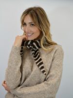 Pull Doux avec Écharpe Rayée – Élégance Cocoon & Charme d’Hiver – Image 2