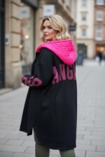 Veste longue grande taille à capuche fuchsia – Esprit urbain et décontracté – Image 6