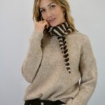 Pull Doux avec Écharpe Rayée – Élégance Cocoon & Charme d’Hiver