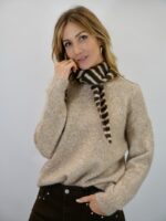 Pull Doux avec Écharpe Rayée – Élégance Cocoon & Charme d’Hiver