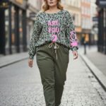 Sweat imprimé léopard kaki à message fluo “ARE YOU ?” – Coupe oversize tendance