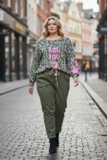 Sweat imprimé léopard kaki à message fluo “ARE YOU ?” – Coupe oversize tendance