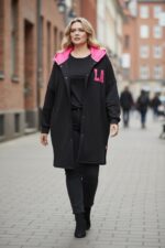 Veste longue grande taille à capuche fuchsia – Esprit urbain et décontracté