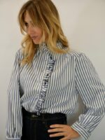 Chemise Rayée à Volants – Élégance Moderne & Détails Couture – Image 2