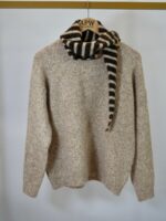 Pull Doux avec Écharpe Rayée – Élégance Cocoon & Charme d’Hiver – Image 3