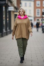 Sweat oversize à capuche matelassée rose fluo – Style urbain chic grande taille – Image 7