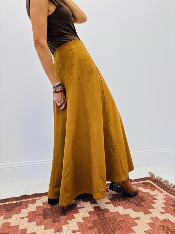18092025-087 Jupe Longue en Suédine évasée – Fabrication française 🇫🇷 – Image 1