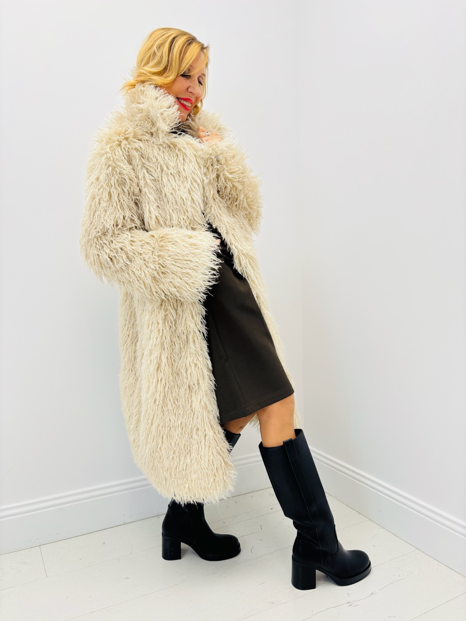 1DA35A16-C7E4-4CF9-BA83-A2BD49E97A25 Manteau Long en Fausse fourrure – Élégance hivernale et douceur absolue – Image 1