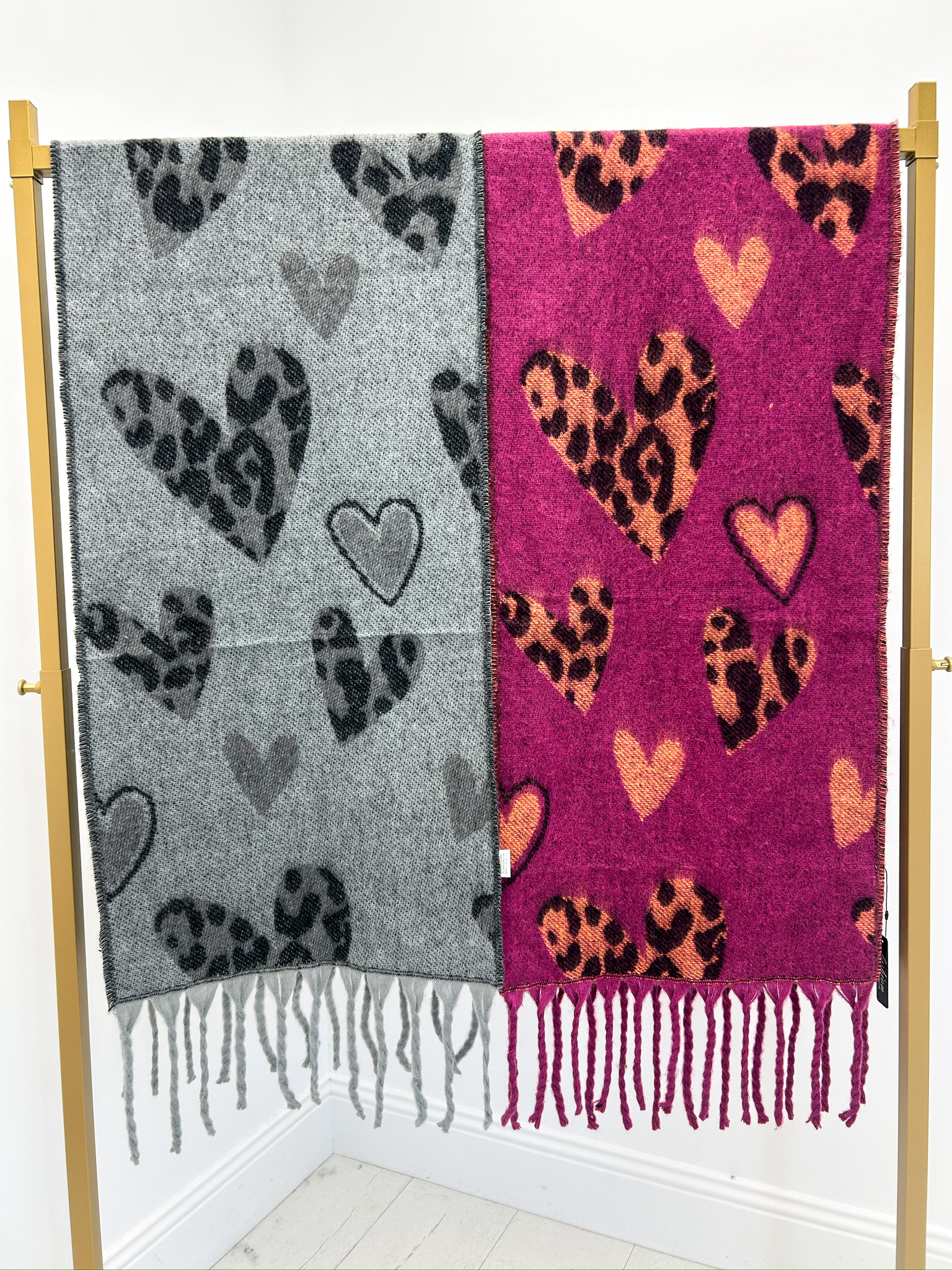 1E766ED5-F122-46AD-B24E-A2E1FBE0DE90 Écharpe Imprimé léopard cœur – Douce et tendance – Image 1