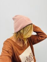 Bonnet côtelé avec cœur brodé