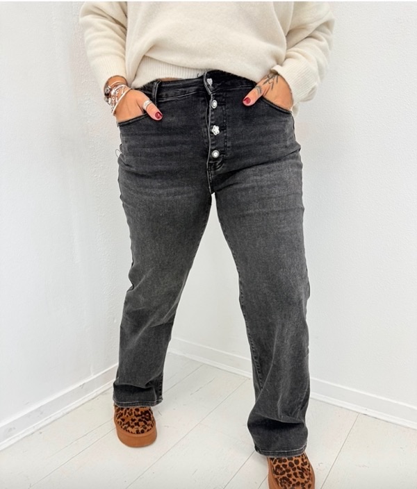 Screenshot Jean droit noir délavé – Boutons fantaisie – Grande Taille – Image 1