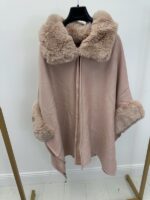 Cape suédine avec col et manches fausse fourrure – Grande Taille – Image 6