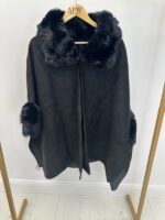 Cape suédine avec col et manches fausse fourrure – Grande Taille – Image 3