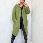 Gilet long à capuche en maille bouclette