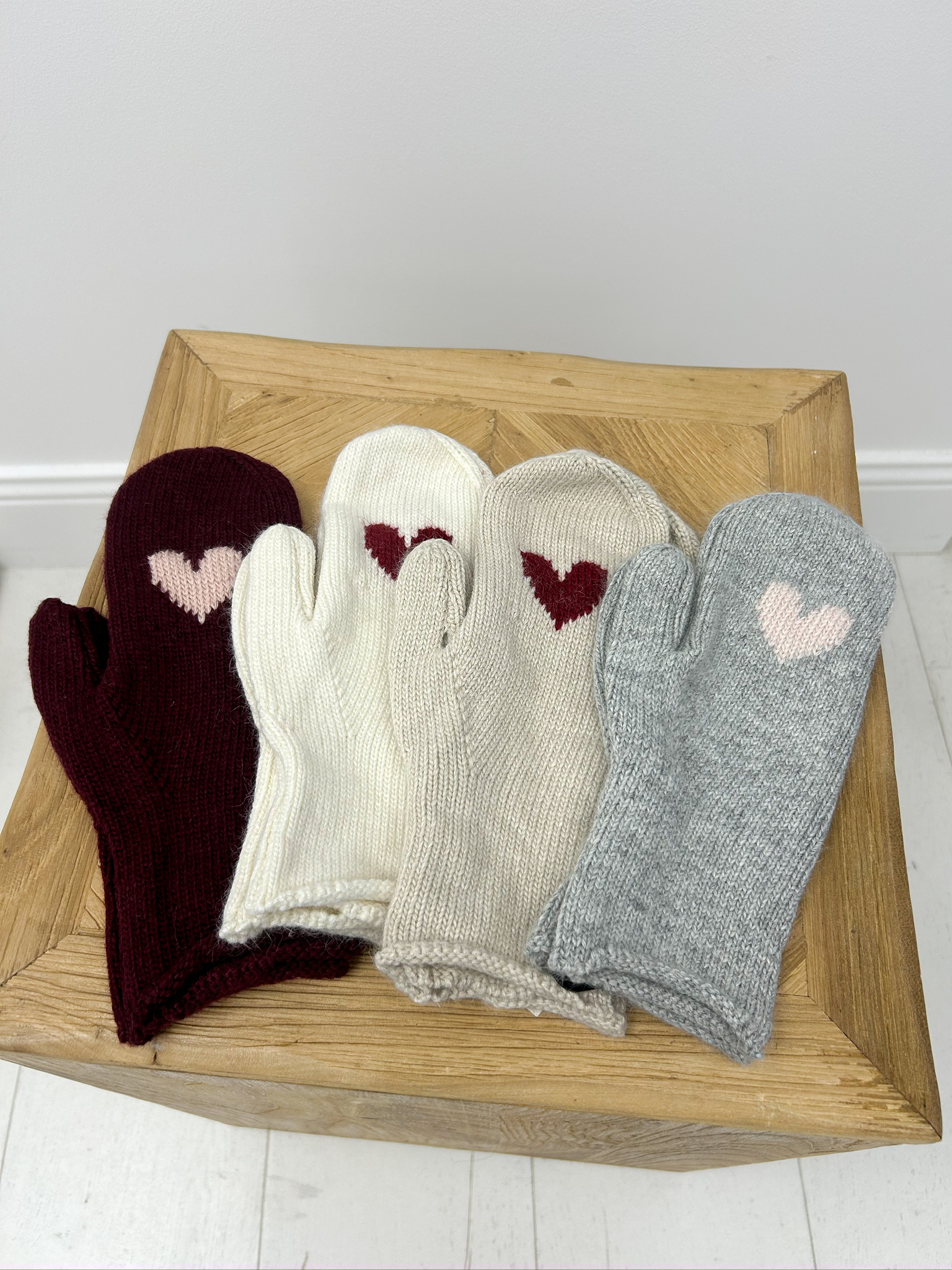 2594CFD3-C21D-4A60-8D2F-7C2938E80B30 Moufles Douces à Motif cœur – Esprit cocoon & touche romantique – Image 1